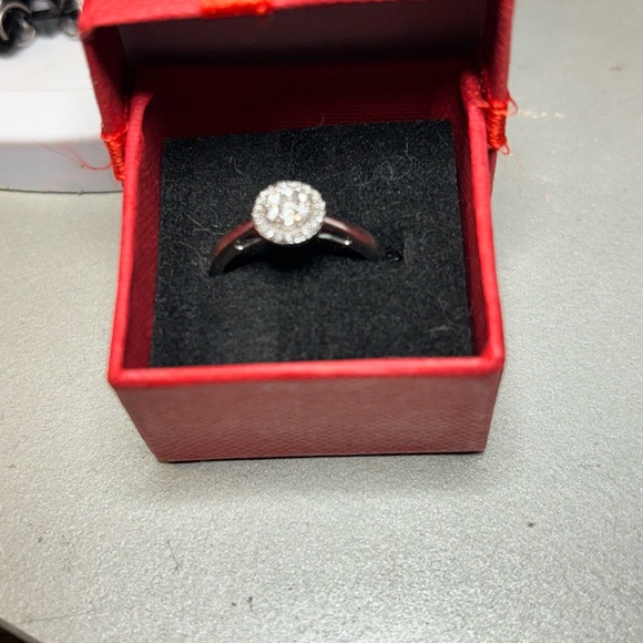 10K White Gold Diamond Ring - Picture 5 of 12